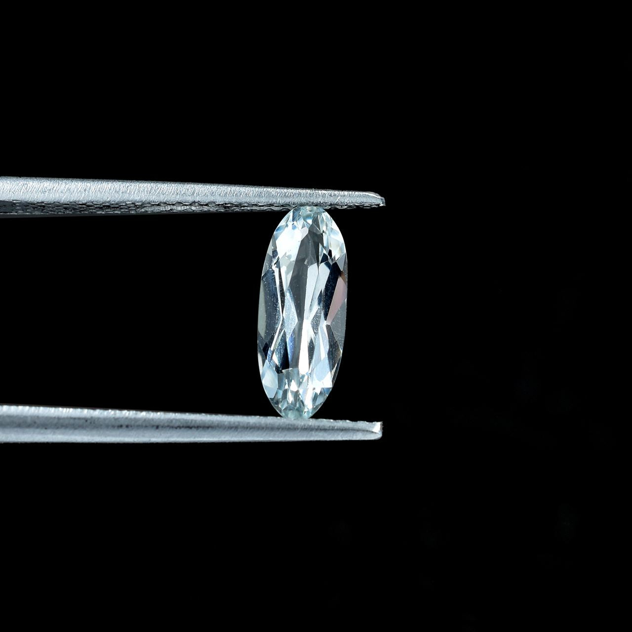 AQUAMARINE CUT OVAL (C/CLEAN) 11.00X4.00 MM 0.88 Cts.