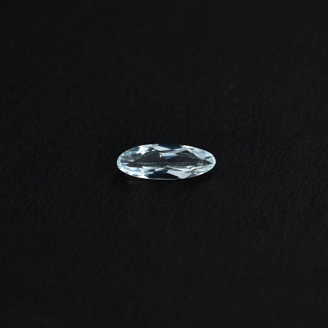 AQUAMARINE CUT OVAL (C/CLEAN) 9.50X3.50 MM 0.70 Cts.