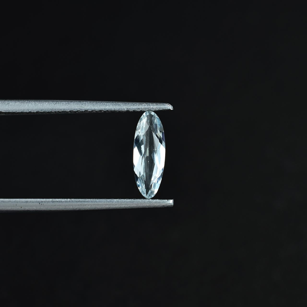 AQUAMARINE CUT OVAL (C/CLEAN) 9.50X3.50 MM 0.70 Cts.