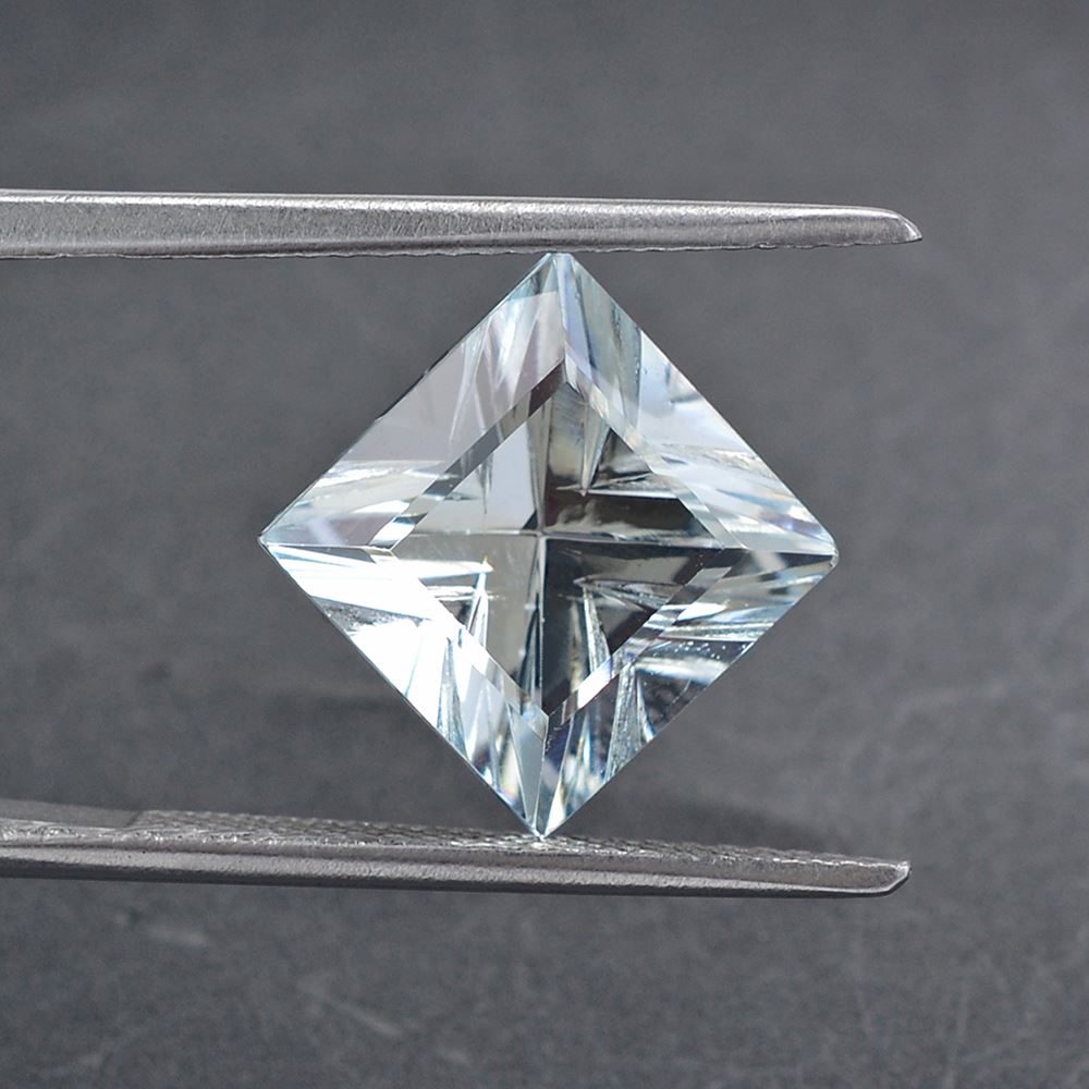 AQUAMARINE LIGHTNING CUT SQUARE 10MM 4.38 Cts.