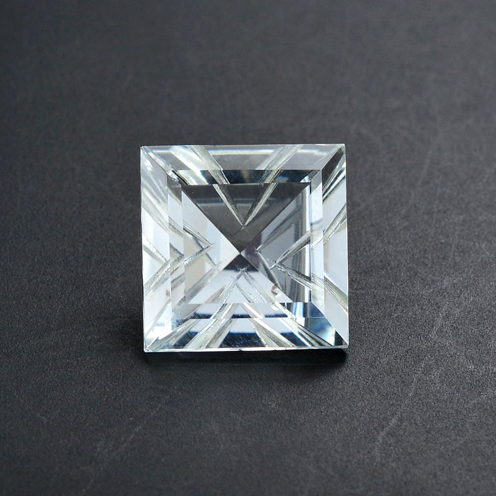 AQUAMARINE LIGHTNING CUT SQUARE 10MM 3.85 Cts.