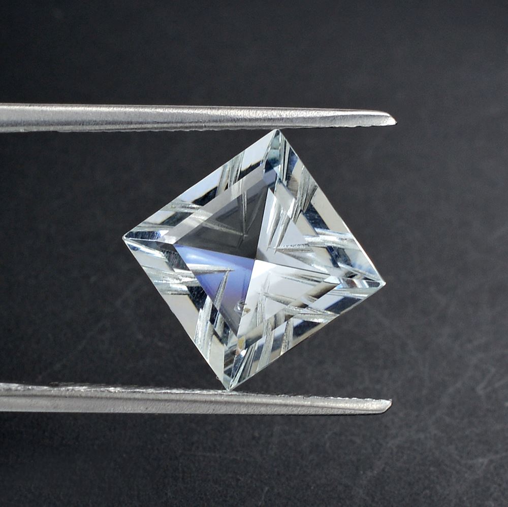 AQUAMARINE LIGHTNING CUT SQUARE 10MM 3.85 Cts.