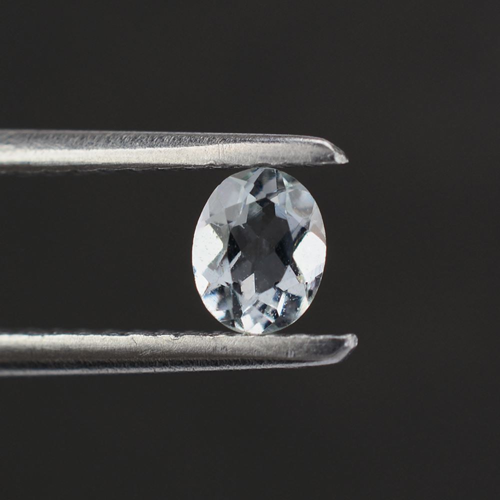 AQUAMARINE CUT OVAL 4.50X3.50MM 0.15 Cts.