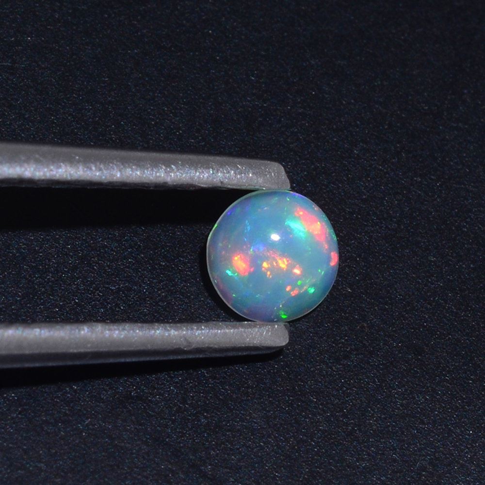 ETHIOPIAN OPAL ROUND CAB 4MM 0.15 Cts.