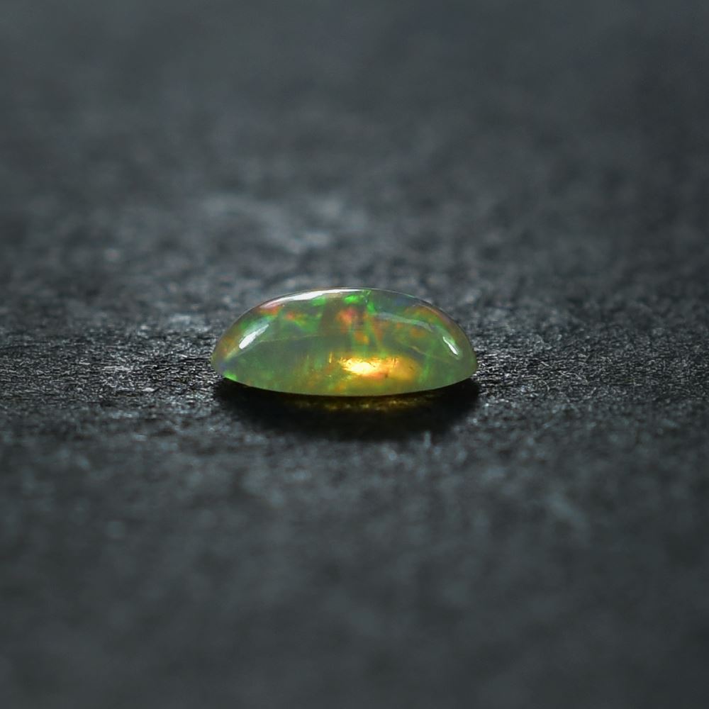 ETHIOPIAN OPAL PLAIN OVAL CAB (YELLOWISH/MULTI POWER) 5.00X3.00 MM 0.12 CTS