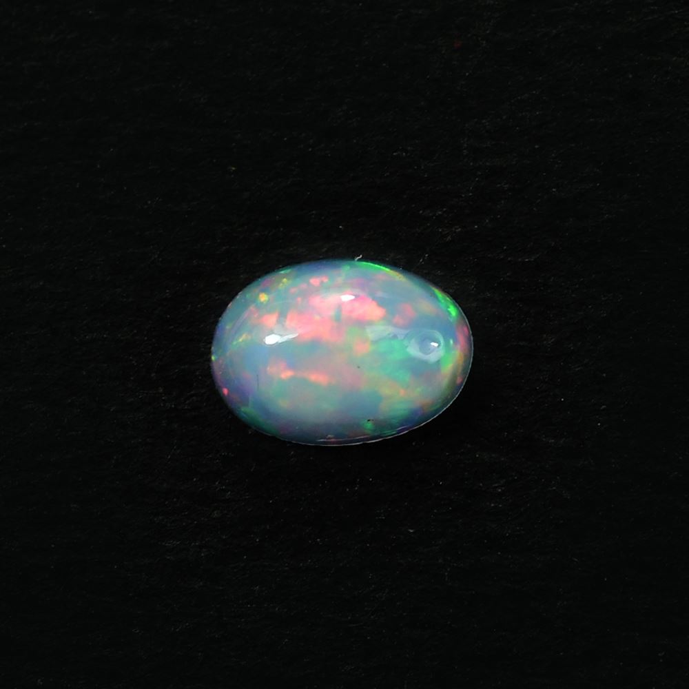 ETHIOPIAN OPAL PLAIN OVAL CAB (WHITE BASE/GREEN POWER) 7.00X5.00 MM 0.47 CTS