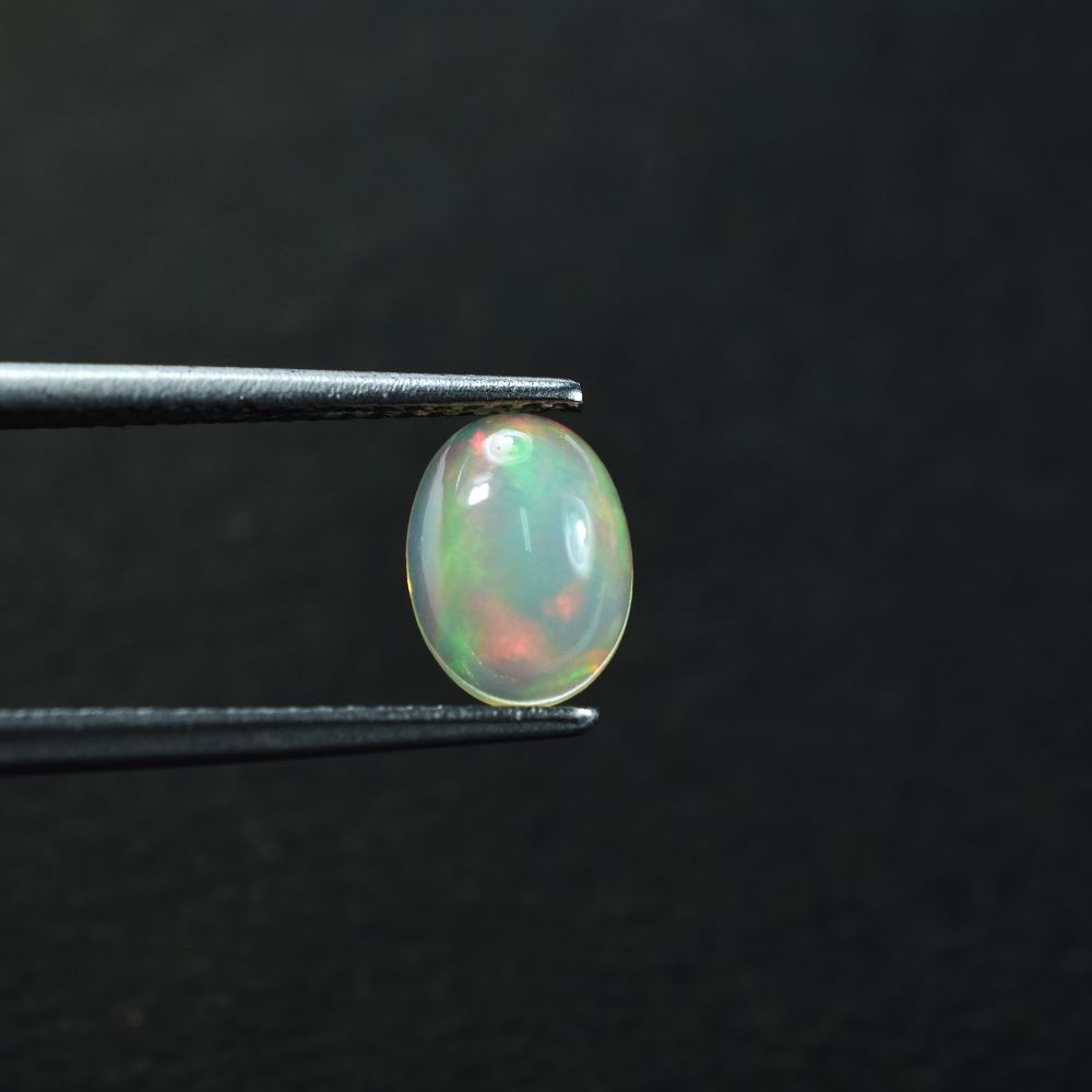 ETHIOPIAN OPAL PLAIN OVAL CAB (OFF WHITE /MILKY/RED GREEN POWER) 8.00X6.00 MM 0.75 CTS