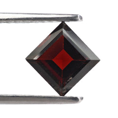 DARK RED GARNET CUT SQUARE 7MM (DARK RED/CLEAN) 2.10 Cts.