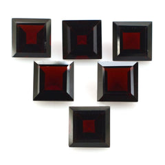 DARK RED GARNET CUT SQUARE 7MM (DARK RED/CLEAN) 2.10 Cts.