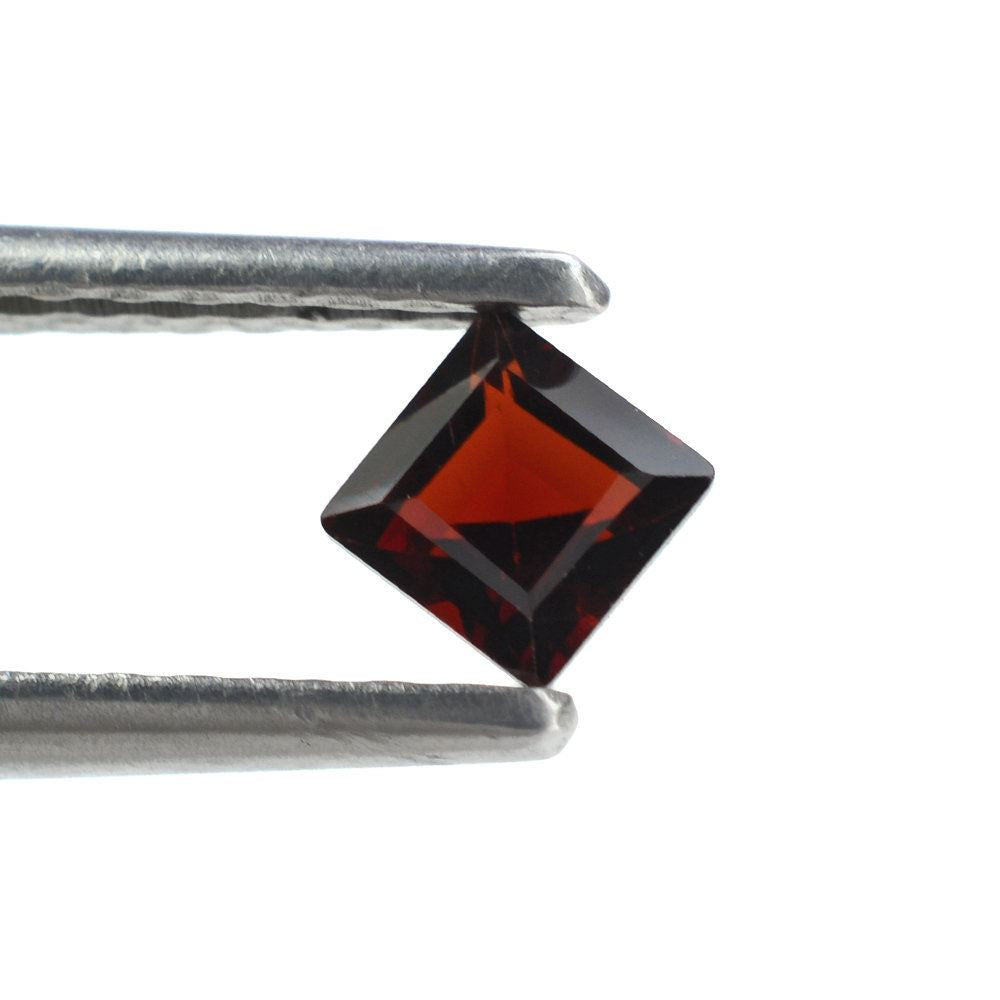 DARK RED GARNET CUT SQUARE 4MM 0.47 Cts.