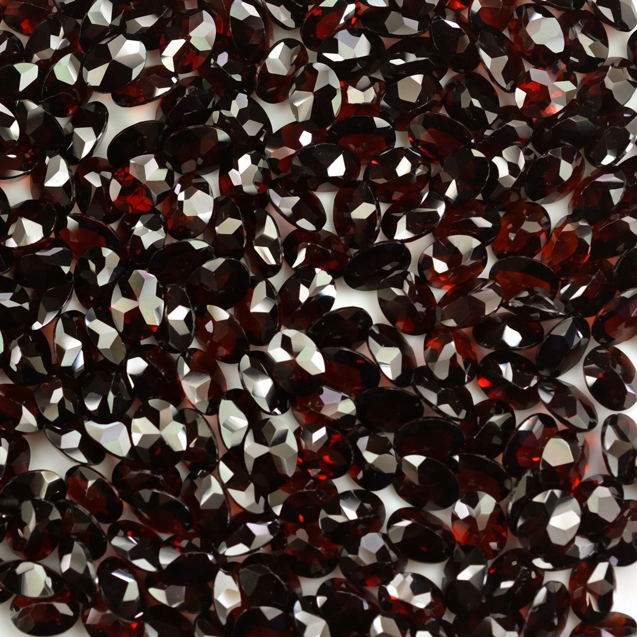 DARK RED GARNET STAR CUT OVAL 8X6MM (DARK RED/CLEAN) 1.30 Cts.