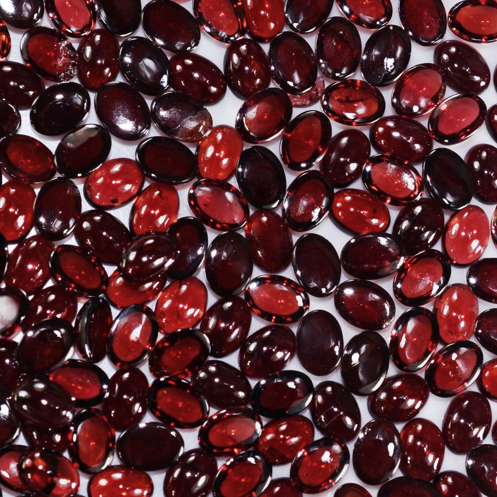 RED GARNET (OPEN) PLAIN OVAL CAB 7X5MM 1.25 Cts.