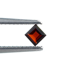 RED GARNET CUT SQUARE (DARK/CLEAN) 3X3MM 0.22 Cts.