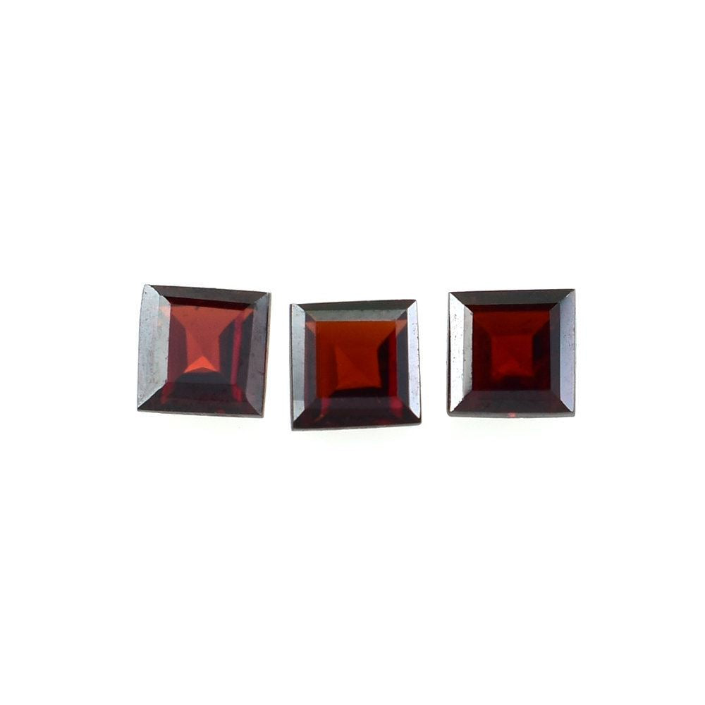 RED GARNET CUT SQUARE (DARK/CLEAN) 3X3MM 0.22 Cts.