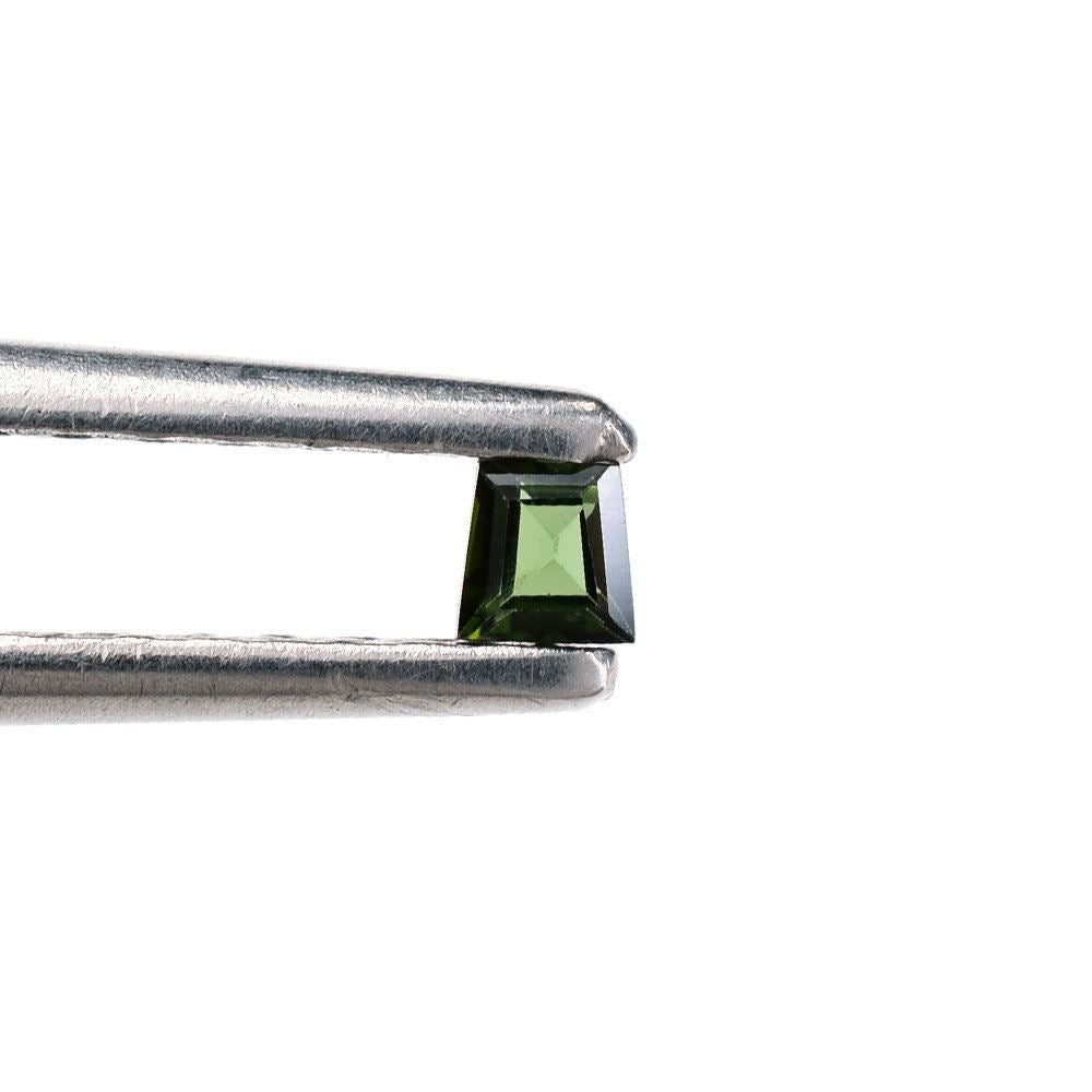 GREEN TOURMALINE CUT TAPER BAGUETTE (DARK/SI) 2.30X2.30X1.90MM 0.06 Cts.