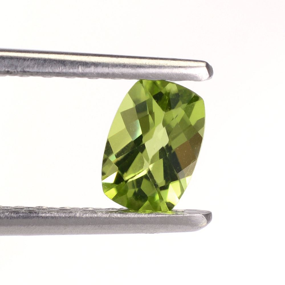 PERIDOT CHECKER CUT CUSHION (1ST) 6.50X4.50MM 0.60 Cts.