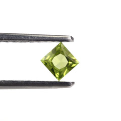 PERIDOT PRINCESS CUT SQUARE (SI) 4MM 0.38 Cts.