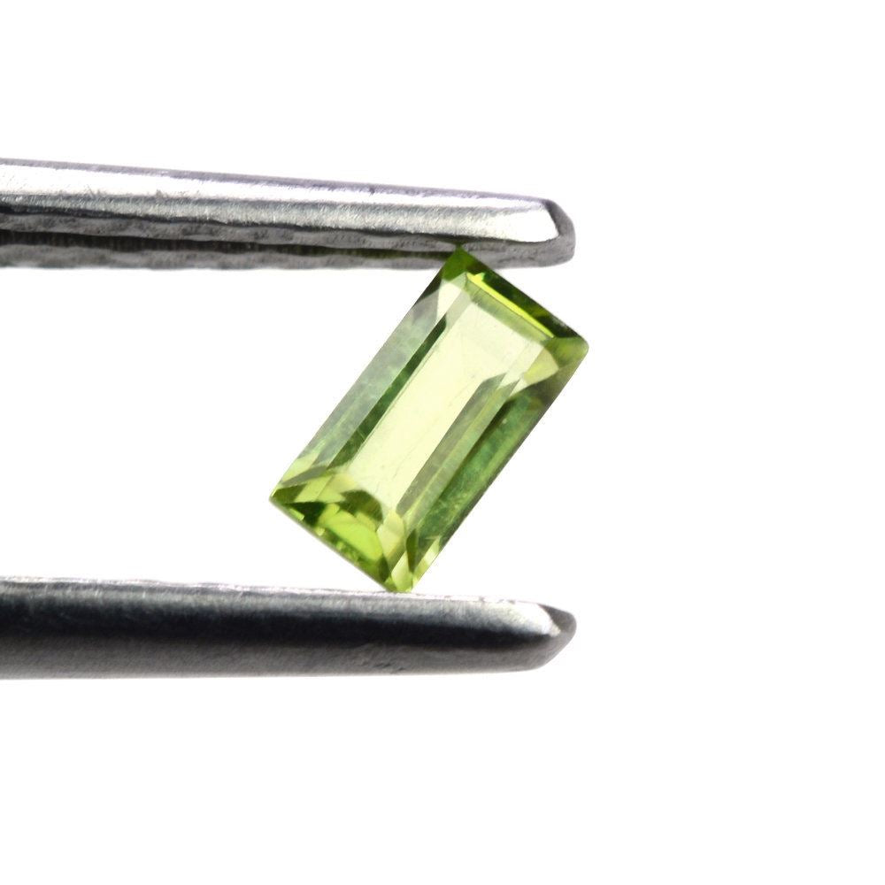 PERIDOT CUT BAGUETTE 5X2MM 0.23 Cts.