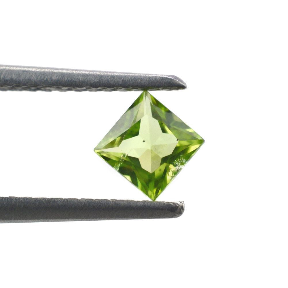 PERIDOT PRINCESS CUT SQUARE (SI) 4MM 0.37 Cts.