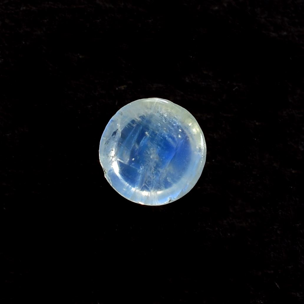 RAINBOW MOONSTONE PLAIN ROUND CAB (SEMI CLOUDY) 4.00X4.00 MM 0.29 Cts.