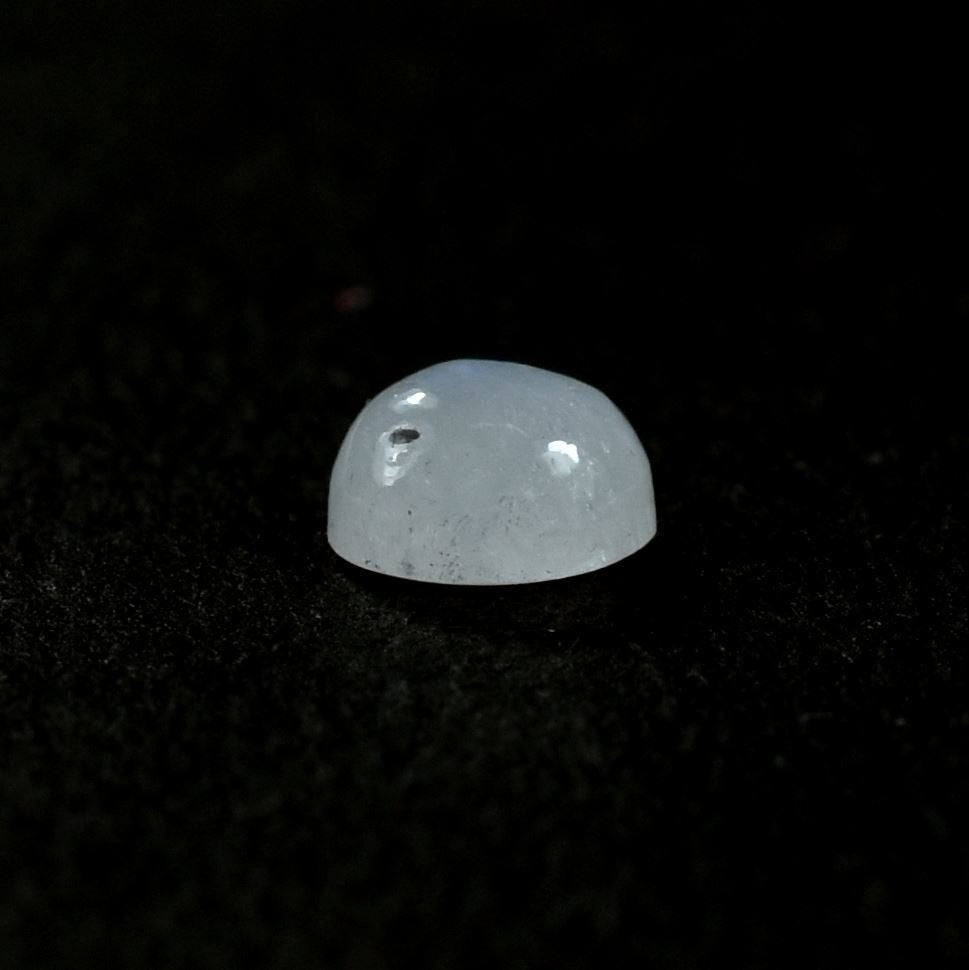 RAINBOW MOONSTONE PLAIN ROUND CAB (CLOUDY)(NICE BLUE SHINE) 5.00X5.00 MM 0.54 Cts.