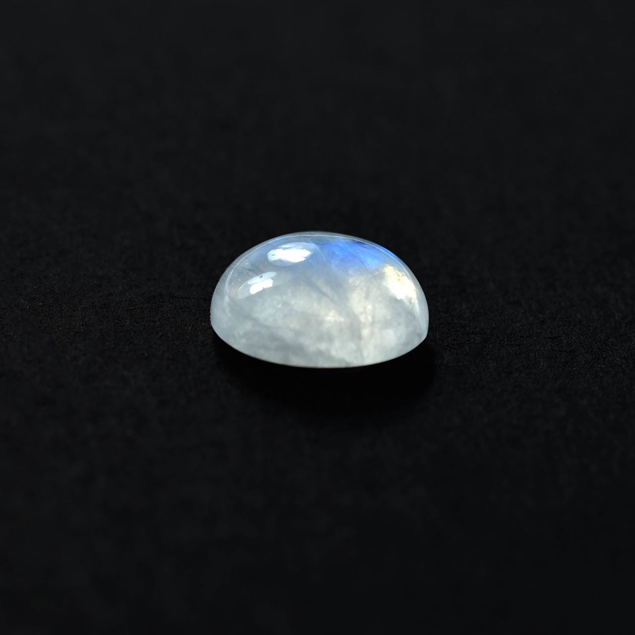 RAINBOW MOONSTONE PLAIN ROUND CAB (CLOUDY)(NICE BLUE SHINE) 10.00X10.00 MM 3.40 Cts.