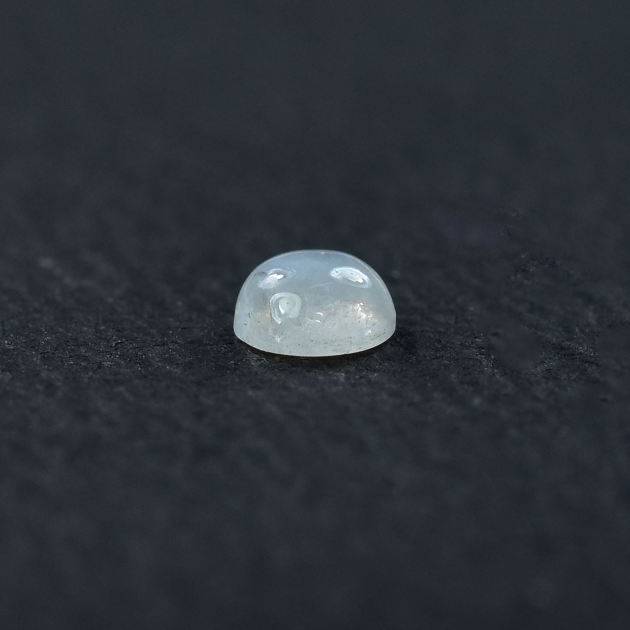 RAINBOW MOONSTONE PLAIN ROUND CAB (CLOUDY)(NICE BLUE SHINE) 3.00X3.00 MM 0.14 Cts.