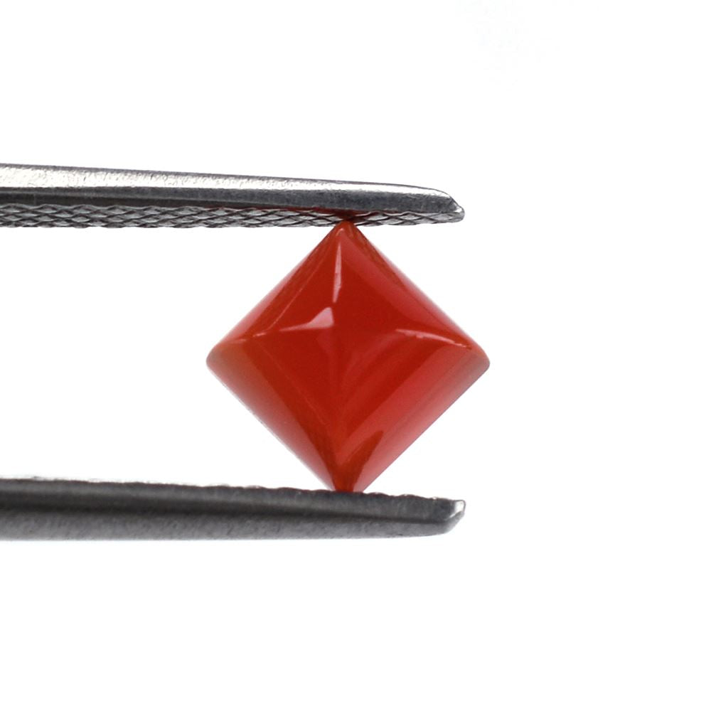 RED ONYX PYRAMID SQUARE CAB 5MM 0.88 Cts.