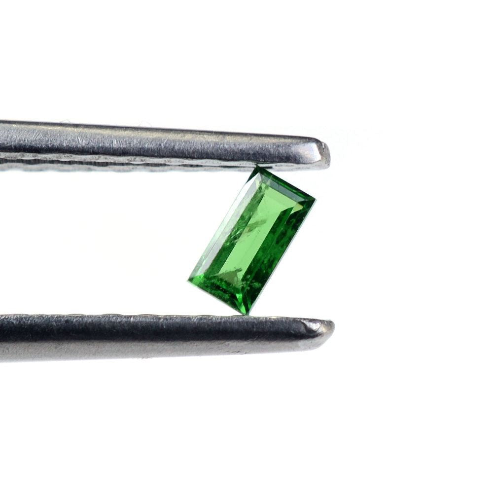 TSAVORITE CUT BAGUETTE (AA/HI) 4X2MM 0.13 Cts.