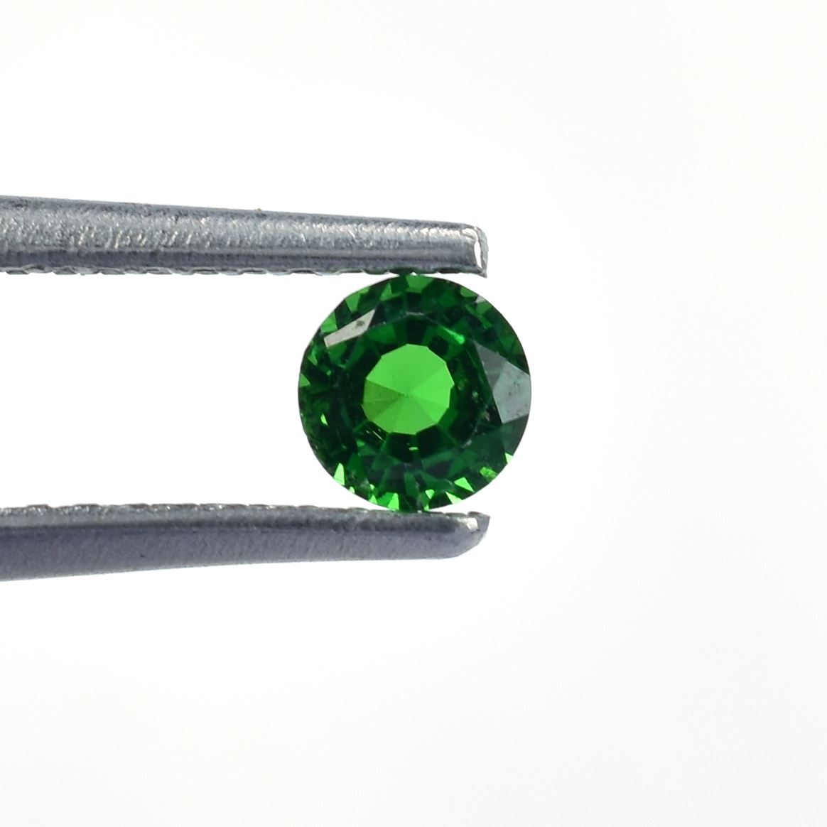 TSAVORITE STEP CUT ROUND (AAA)(CLEAN) 4.00X4.00 MM 0.18 CTS
