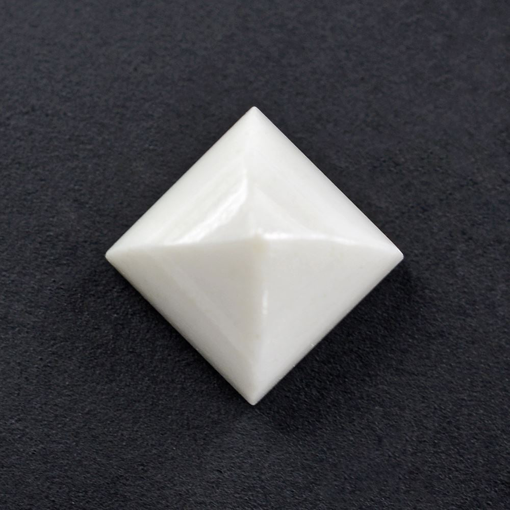 WHITE AGATE PYRAMID SQUARE CAB 6MM 1.59 Cts.