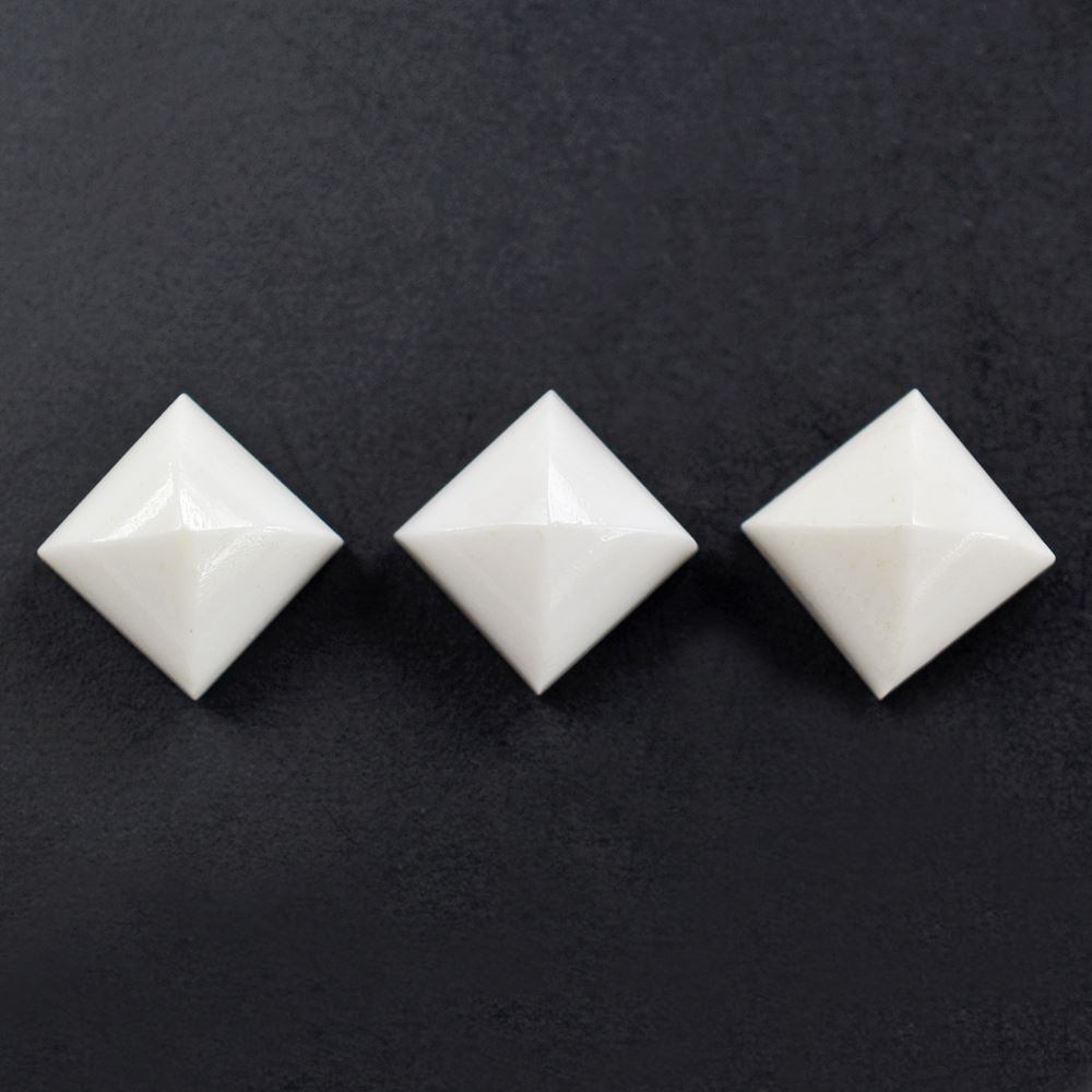 WHITE AGATE PYRAMID SQUARE CAB 6MM 1.59 Cts.